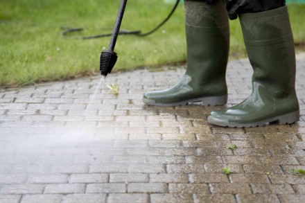 Nawierzchnie wokół domu szybko umyjemy za pomocą myjki ciśnieniowej